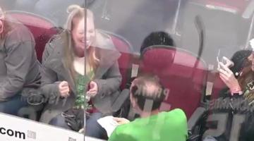 Трогательное видео: болельщик сделал предложение своей девушке во время матча