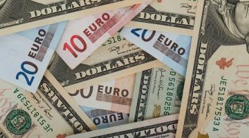 Евро впервые с 2013 года обогнал доллар по числу международных переводов