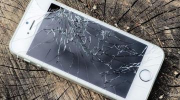 Разбитое стекло у iPhone