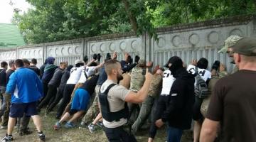 В Конча-Заспе националисты снесли забор: закрывал доступ к Днепру