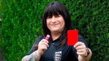 Чемпионат Англии по футболу начал судить первый арбитр-трансгендер