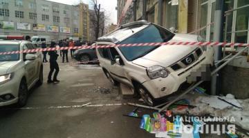 Стрельба в центре Киева: нападавшие в масках похитили из машины потерпевшего сумку с деньгами