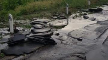 В Кировоградской области иловый поток снес машину с дороги