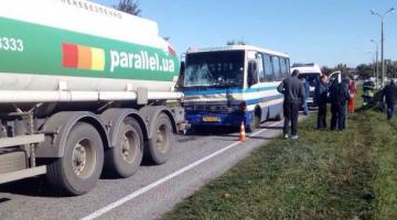 В Днепропетровской области автобус с пассажирами врезался в бензовоз: восемь пострадавших