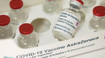 Тромбоз и эмболия. Проблемы вакцины от AstraZenecaСюжет