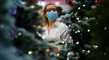 В масках и на улице: в ВОЗ дали советы для празднования Рождества и Нового года