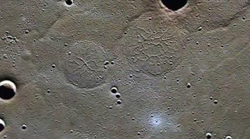 На поверхности Меркурия обнаружены необычные формирования